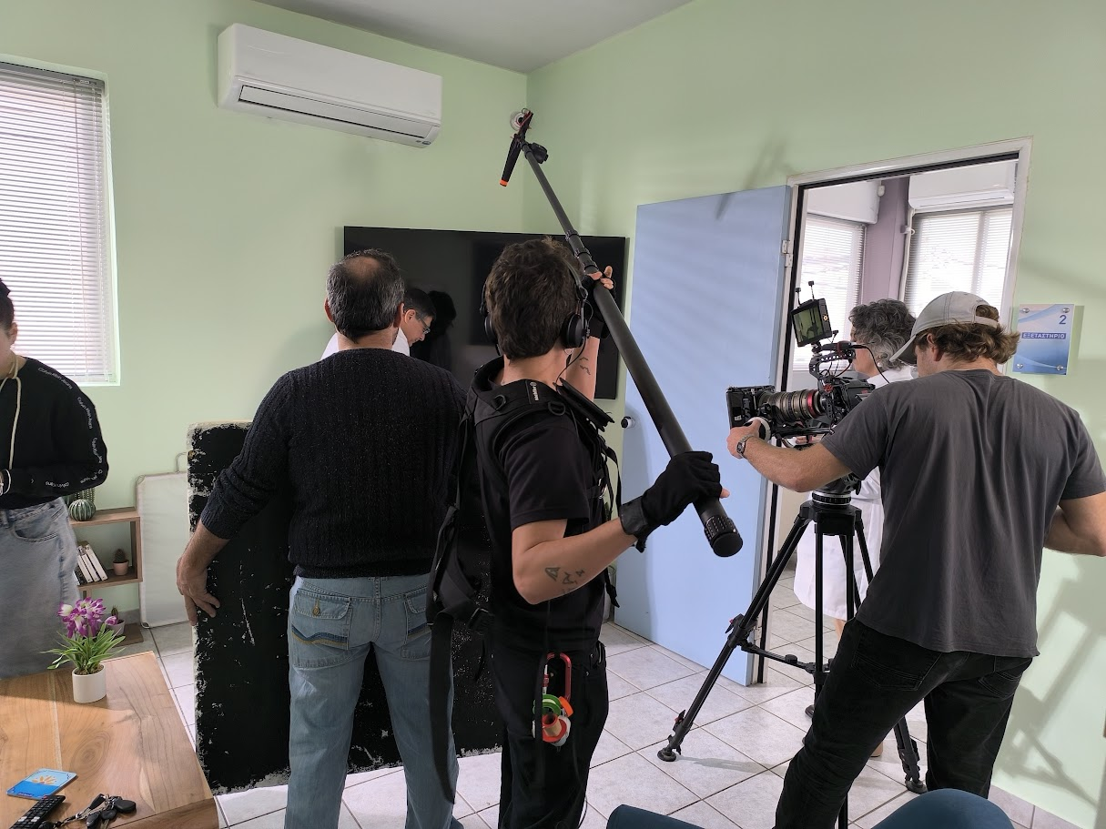 Συνεργείο MDTV — κάμερα και boom σε ιατρείο